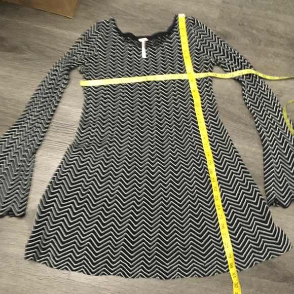 Free People Bella Knit Dress Bell Sleeve Black & White Chevron Pattern Small - Picture 9 of 9